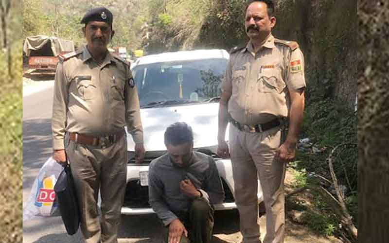 पुलिस ने 1 किलो 986 ग्राम चरस सहित गिरफ्तार किया व्यक्ति