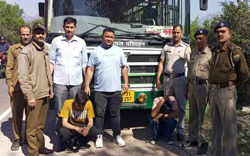पुलिस ने एचआरटीसी बस में सवार दो युवकों को हेरोइन सहित किया गिरफ्तार