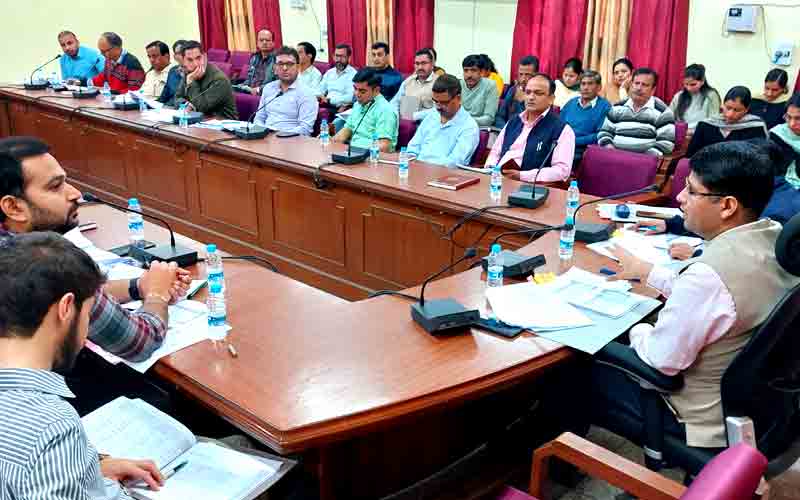 राजस्व अधिकारी भूमि से संबंधित लंबित पडे़ मामलों का शीघ्र करें निपटारा- डीसी