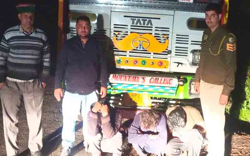 पुलिस ने हेरोइन सहित धरे तीन युवक, पूछताछ जारी….