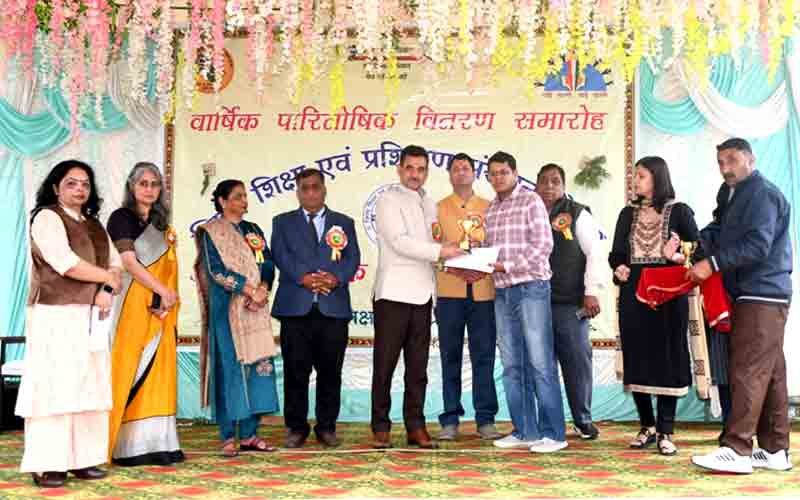 Sanjay-Awasthi-felicitated-.jpg