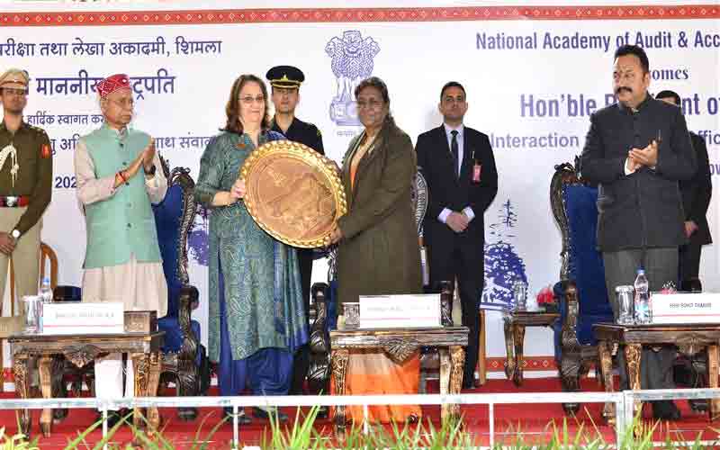 राष्ट्रपति ने आईए और एएस अधिकारियों के प्रशिक्षुओं के साथ संवाद कार्यक्रम में लिया भाग