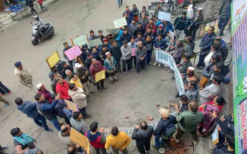 सड़क की दुर्दशा को लेकर सड़क पर उतरे बंजार के लोग, किया धरना प्रदर्शन