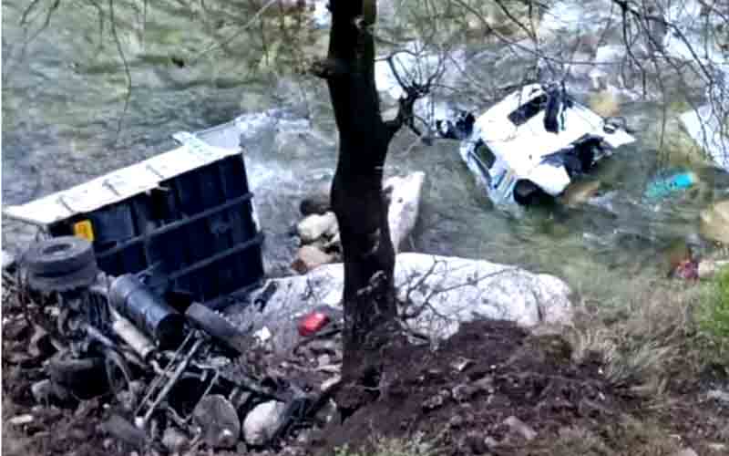 दर्दनाक हादसा: सड़क से करीब 600 फीट नीचे कुर्पण खड्ड में गिरा डंपर, तीन की मौत