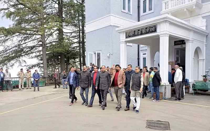 आउटसोर्स कर्मियों की सेवाएं खत्म करने पर सदन में हंगामा, विपक्ष ने किया वॉकआउट