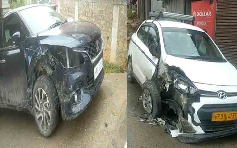 दो गाड़ियों की हुई ज़ोरदार भिड़ंत, हादसे में एक महिला घायल