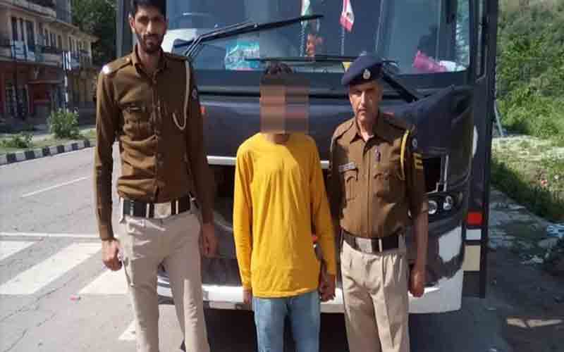 पुलिस ने वॉल्वो बस में सवार एक व्यक्ति को हेरोइन सहित किया गिरफ्तार