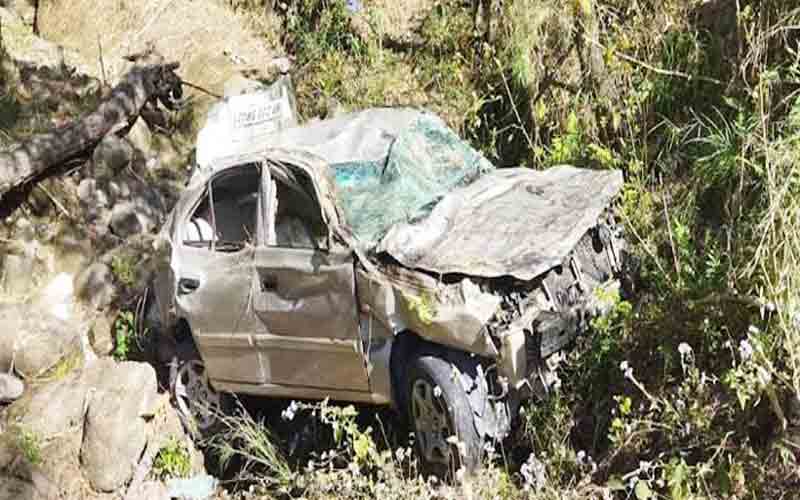 अनियंत्रित होकर गहरी खाई में गिरी कार, हादसे में चालक बुरी तरह हुआ जख्मी