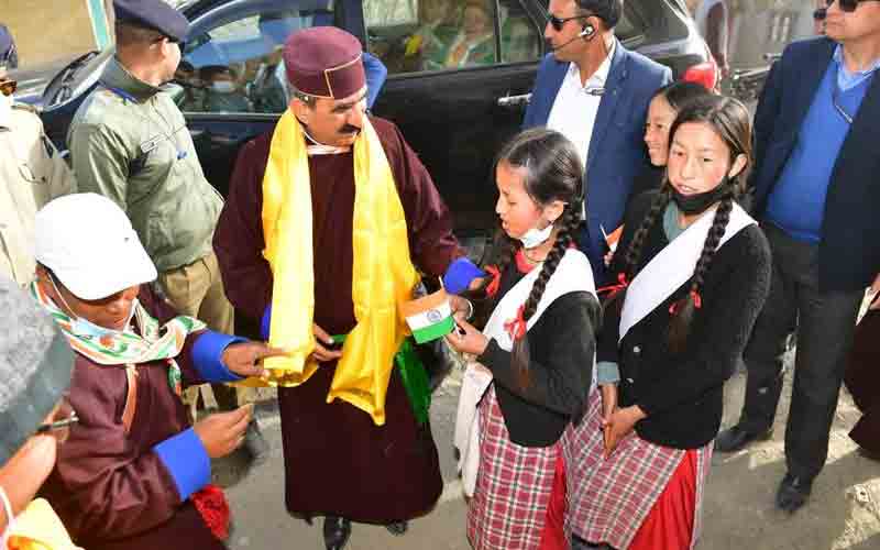 छात्रा के आग्रह पर स्कूल का निरीक्षण करने पहुंचे मुख्यमंत्री