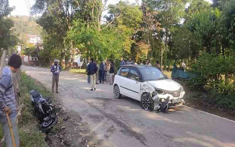 कार व बाइक के बीच हुई जोरदार भिड़ंत, हादसे में दो युवक घायल