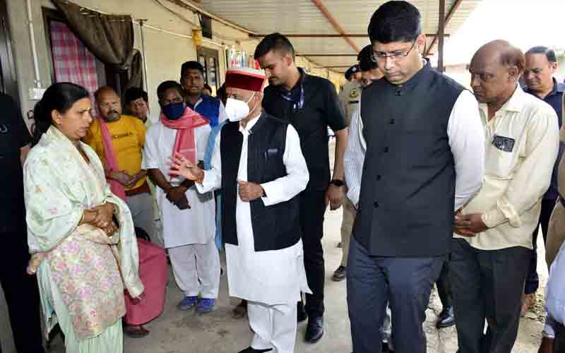 राज्यपाल ने कोटला खुर्द में बने कुष्ठ आश्रम का किया दौरा