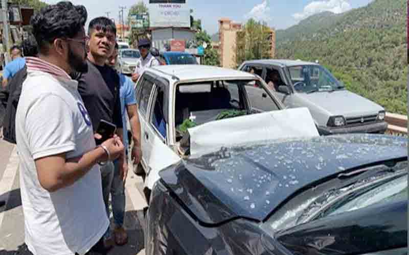 दो गाड़ियों की हुई जोरदार भिड़ंत, हादसे में एक महिला जख्मी