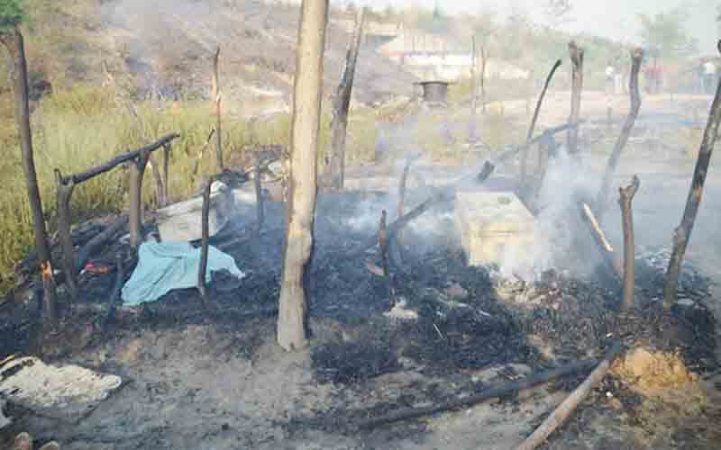 प्रवासी मजदूरों की चार झुग्गियों में हुआ भीषण अग्निकांड, जिंदा जला 4 वर्षीय बच्चा