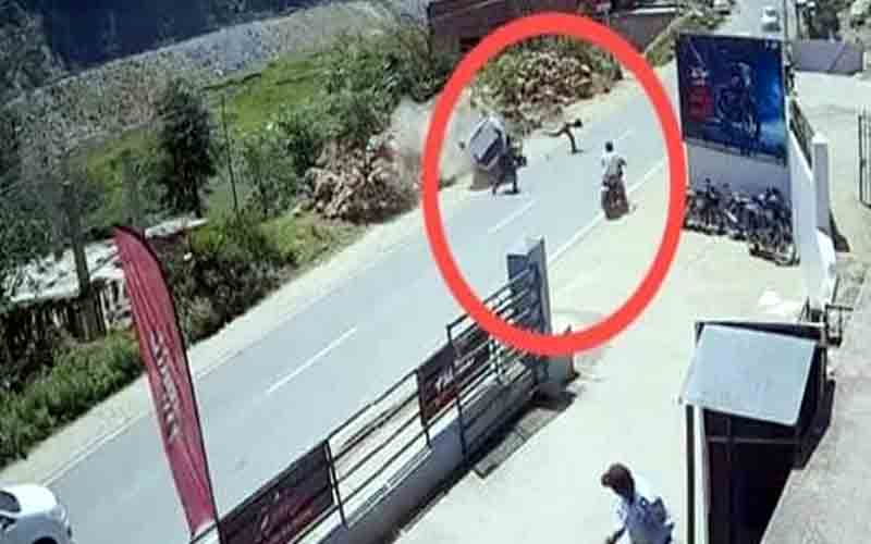 चंडीगढ़-मनाली नेशनल हाईवे पर पलटी कार, हादसे में…..