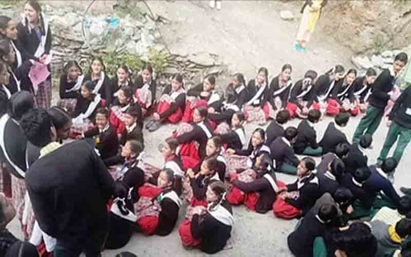 स्कूल में अध्यापकों की तैनाती की मांग को लेकर कक्षाएं छोड़ सड़कों पर उतरे छात्र-छात्राएं