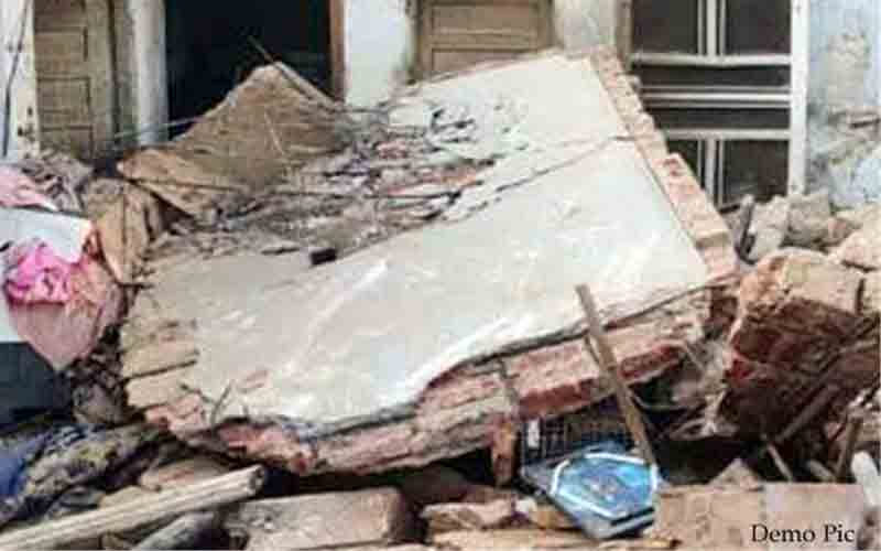 दो मंजिला मकान का टूटा छज्जा, 2 मिस्त्री जख्मी