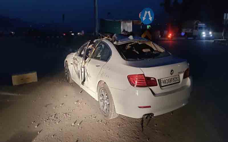 अनियंत्रित होकर सड़क पर पलटी कार, हादसे में एक की मौत, दो घायल