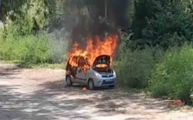 चलती कार में अचानक भड़की आग, हादसे में…..