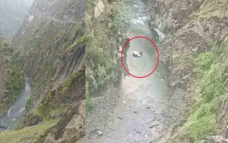 सड़क से लुढ़क कर नदी में गिरी कार, चालक लापता