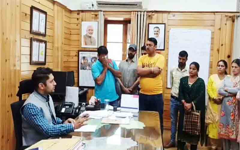 उपायुक्त के सामने फूट-फूटकर रोए बच्चों के अभिभावक, यह है वजह……