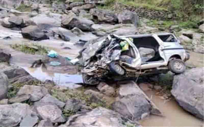 अनियंत्रित होकर खड्ड में गिरी कार, 22 वर्षीय युवक की मौत