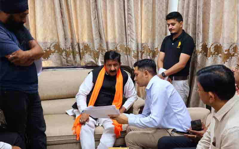 उपमुख्यमंत्री मुकेश अग्निहोत्री ने विश्राम गृह ऊना में सुनीं जनसमस्याएं