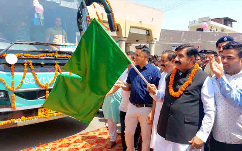 उप मुख्यमंत्री ने चिंतपूर्णी-दिल्ली वोल्वो बस को हरी झंडी दिखा कर किया रवाना