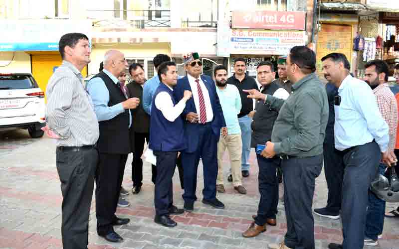 डाॅ. शांडिल ने फोर-लेन कार्य, कचरा डंपिंग साईट और नए अस्पताल स्थल का किया निरीक्षण