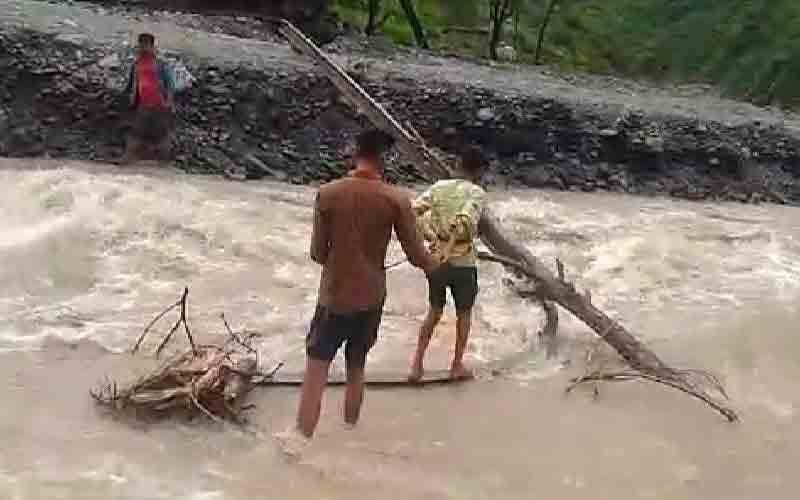 कांवती में पुल न होने से हर वर्ष बरसात में जूझते हैं बटोला के लोग