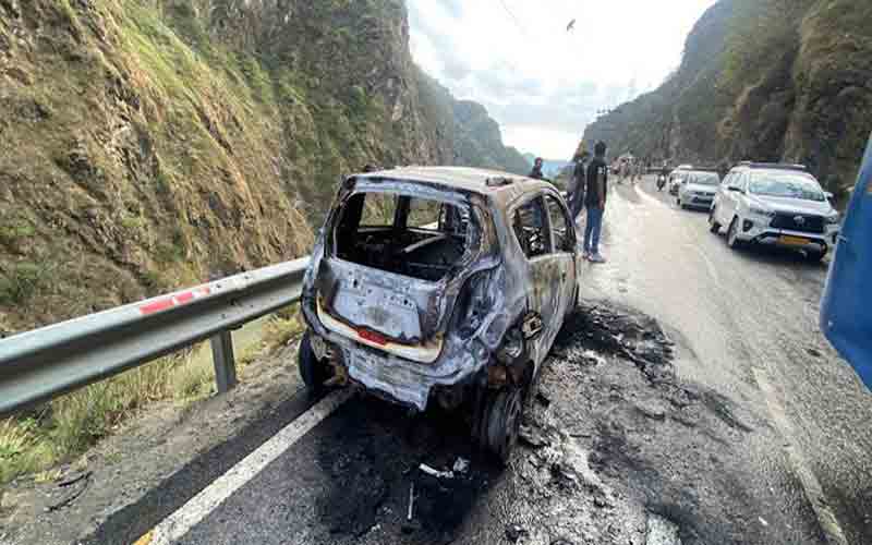 चलती कार में अचानक लगी आग, बाल-बाल बची चालक की जान