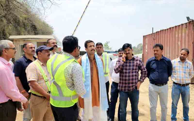 सरकार का पर्यटन विकास के लिए अच्छी सड़कों और मजबूत इंफ्रास्ट्रक्चर पर जोर- विक्रमादित्य