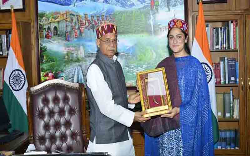 राज्यपाल ने पर्वतारोही बलजीत कौर को किया सम्मानित