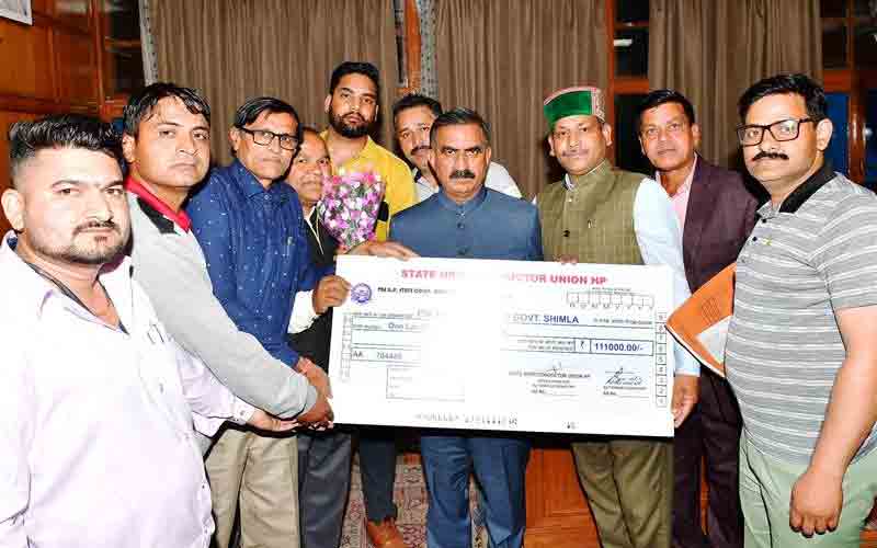 एचआरटीसी कंडक्टर यूनियन ने मुख्यमंत्री राहत कोष में किया अंशदान