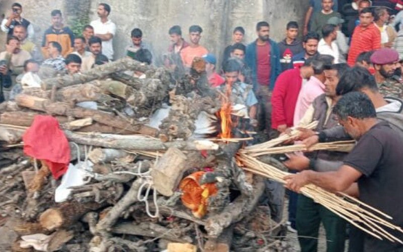 शहीद प्रमोद नेगी पंचतत्व में हुए विलीन, छोटे भाई ने दी मुखाग्नि
