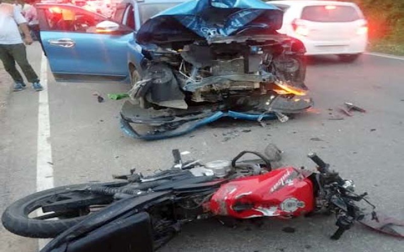 दर्दनाक हादसा: कार व बाइक की हुई जोरदार भिड़ंत, एक की मौत, दूसरा बुरी तरह जख्मी