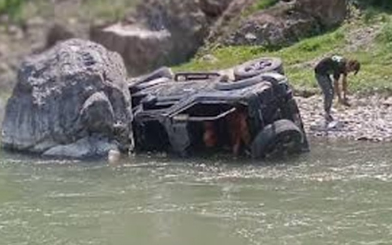 अनियंत्रित होकर गिरी नदी में लुढ़की महिंद्रा थार, हादसे में 2 लोग जख्मी