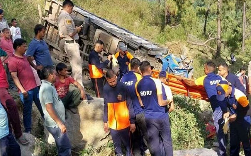 दर्दनाक हादसा: अनियंत्रित होकर गहरी खाई में गिरा कैंटर, पांच लोगों की मौत