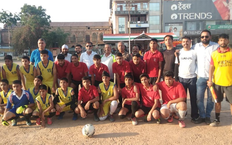 फुटबॉल प्रतियोगिता के दूसरे दिन पहले मैच में सिल्वर बेल्स स्कूल ने 2 गोल से की विजय प्राप्त