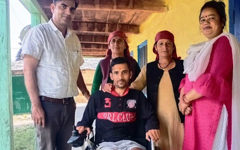 इलेकट्राॅनिक व्हील चेयर प्रदान करके रीना ठाकुर ने पेश की अनूठी मिसाल