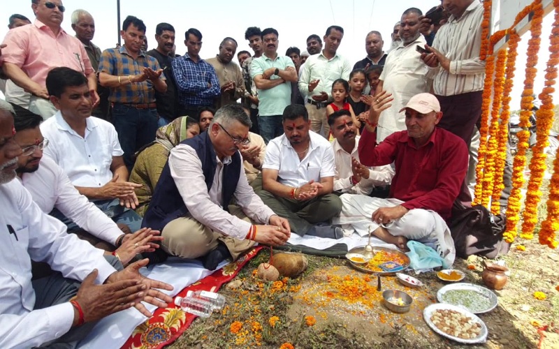 विधायक अजय सोलंकी ने धौला कुआं में 2 पुलों व सड़क का किया भूमि पूजन