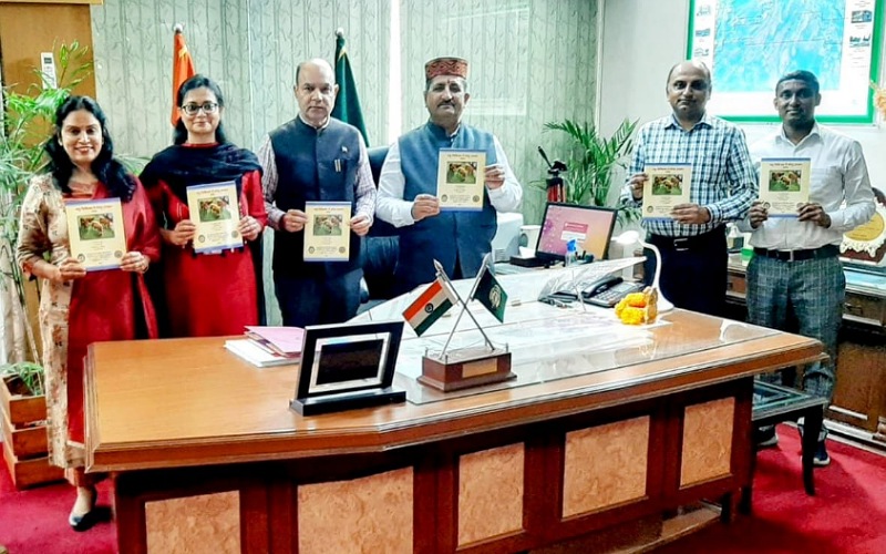कुलपति प्रो. एच. के. चौधरी ने किया “पशु चिकित्सा में घरेलु उपचार” पुस्तिका का विमोचन