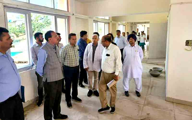 उद्योग मंत्री ने निर्माणाधीन आयुर्वेदिक अस्पताल नाहन का किया निरीक्षण