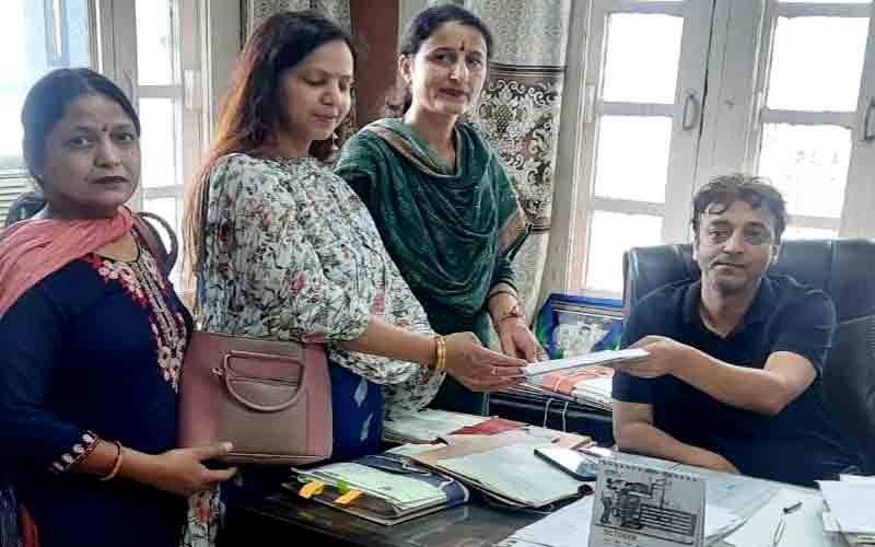 समलैंगिक विवाह के विरुद्ध शहर की नारियों ने एडीसी को सौंपा ज्ञापन