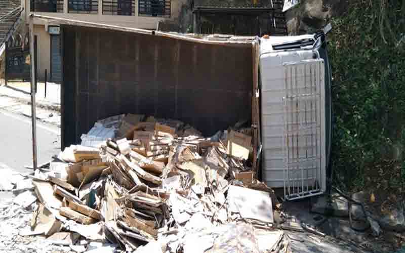 नाहन में अनियंत्रित होकर सड़क पर पलटा टाइलों से लदा ट्रक