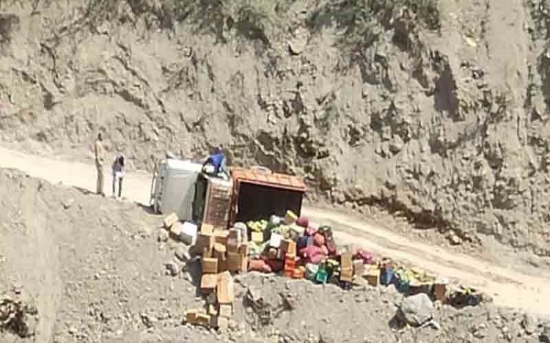 अनियंत्रित होकर सड़क पर पलटी पिकअप, हादसे में…..