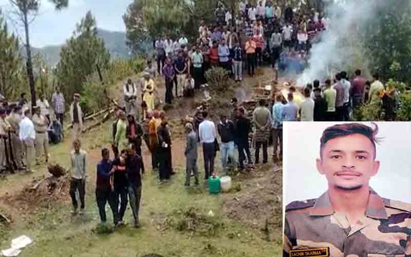 कॉलेज में पढ़ने वाली छोटी बहन ने 25 वर्षीय फौजी सचिन शर्मा को दी मुखाग्नि