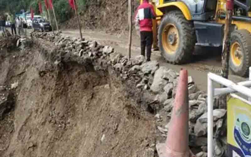 शिमला-रामपुर एनएच-5 पर हुआ भूस्खलन, वाहनों की लगी लंबी-लंबी कतारें