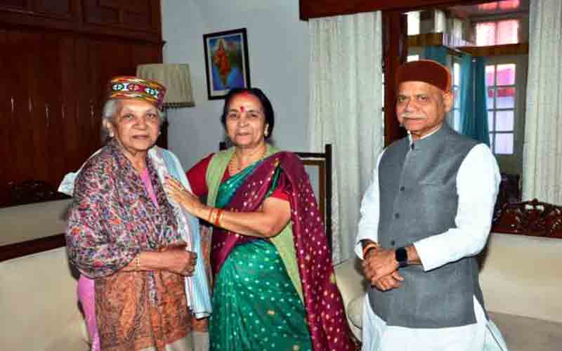 उत्तर प्रदेश की राज्यपाल ने शिव प्रताप शुक्ला से की भेंट