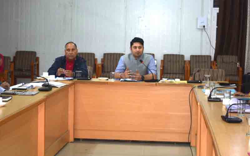 लंबित कार्यो को पूरा करने में रखी जाए विशेष प्राथमिकता- उपायुक्त अपूर्व देवगन