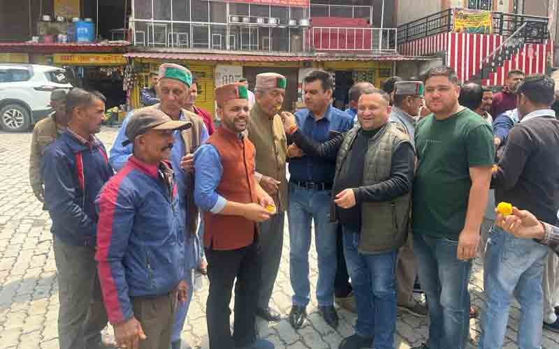 कर्नाटक विधानसभा चुनाव में जीत पर संगड़ाह में ब्लॉक कांग्रेस ने मनाया जीत का जश्न